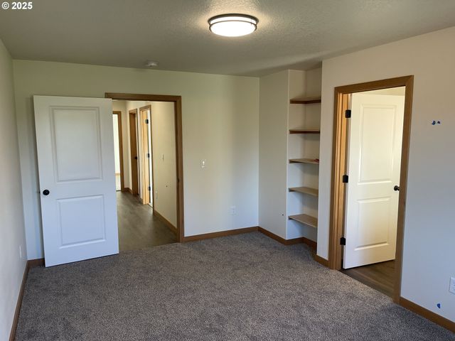 300 N JELLISON St, Amity, OR 97101