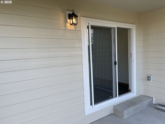 300 N JELLISON St, Amity, OR 97101