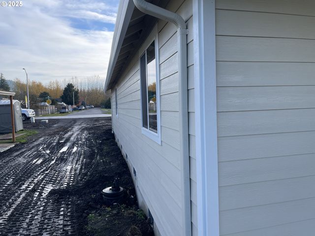 300 N JELLISON St, Amity, OR 97101