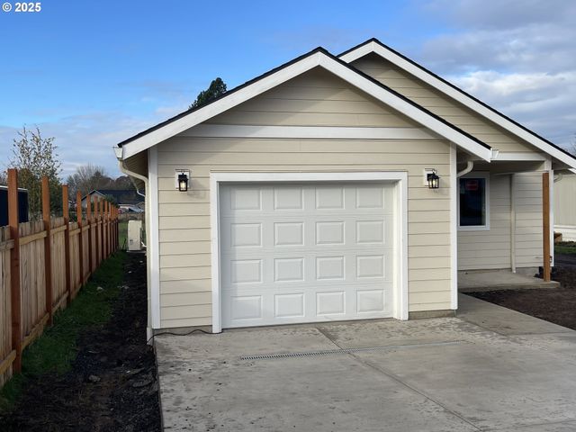 300 N JELLISON St, Amity, OR 97101