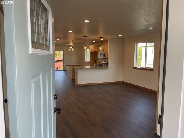 300 N JELLISON St, Amity, OR 97101