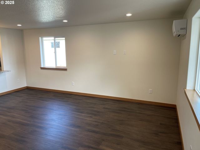 300 N JELLISON St, Amity, OR 97101