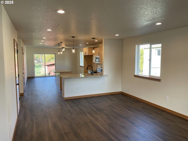 300 N JELLISON St, Amity, OR 97101