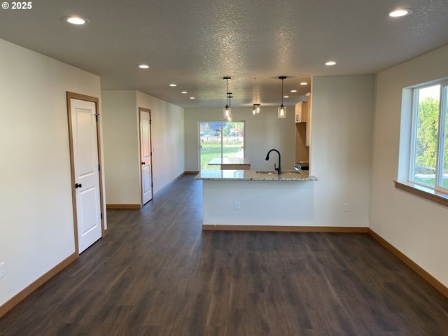 300 N JELLISON St, Amity, OR 97101