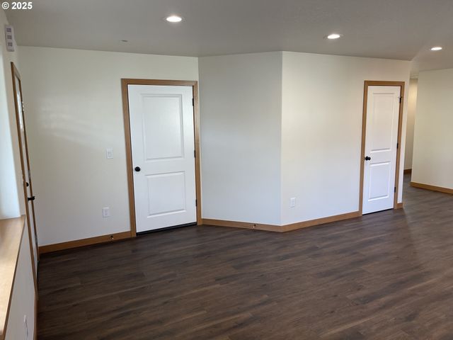 300 N JELLISON St, Amity, OR 97101