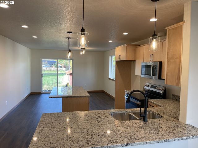 300 N JELLISON St, Amity, OR 97101