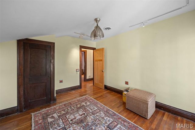 5221 S Broadway, St Louis, MO 63111