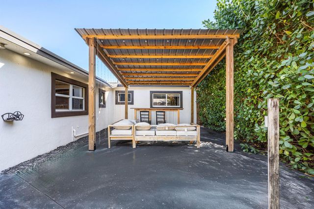 1009 NW 8th Street, Boynton Beach, FL 33426