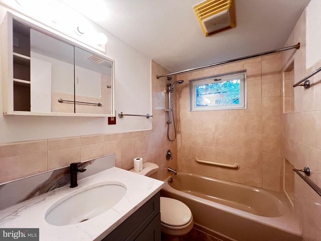 2 LORRE CT, Rockville, MD 20852