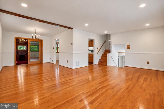 2 LORRE CT, Rockville, MD 20852