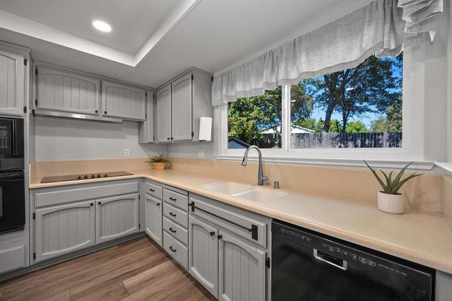 1833 Woodacre Way, Roseville, CA 95661