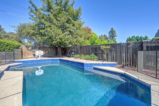 1833 Woodacre Way, Roseville, CA 95661