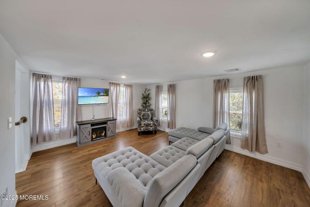 24 Maplewood Avenue, Keansburg, NJ 07734