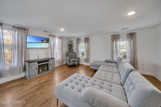 24 Maplewood Avenue, Keansburg, NJ 07734