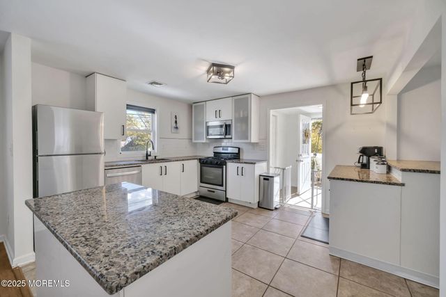 24 Maplewood Avenue, Keansburg, NJ 07734