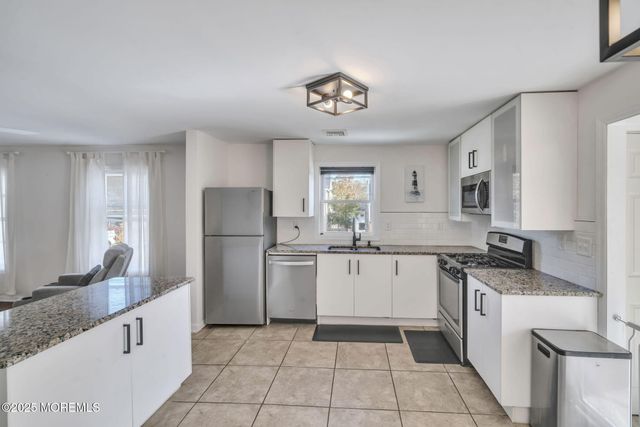 24 Maplewood Avenue, Keansburg, NJ 07734