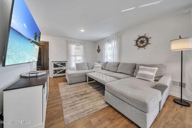 24 Maplewood Avenue, Keansburg, NJ 07734