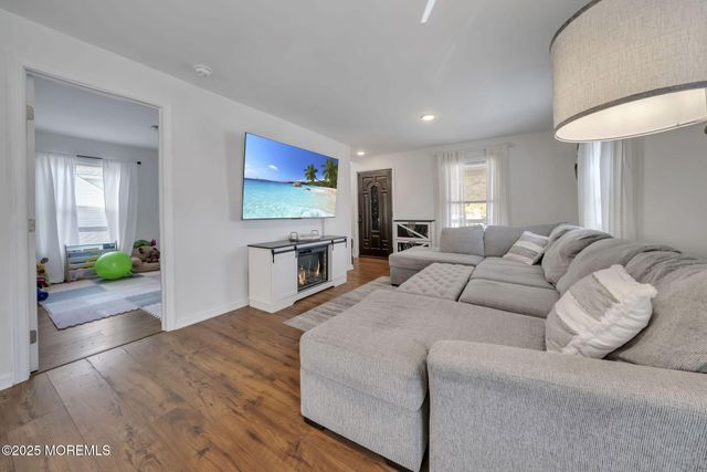 24 Maplewood Avenue, Keansburg, NJ 07734