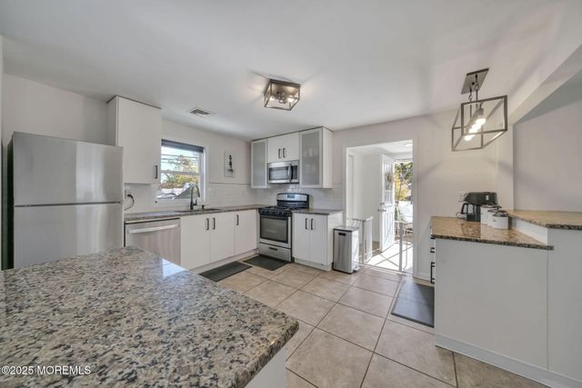 24 Maplewood Avenue, Keansburg, NJ 07734