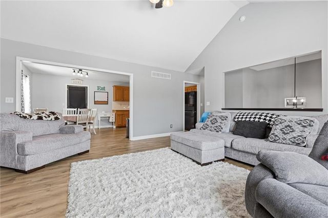 2708 E Hickory Court, Tonganoxie, KS 66086