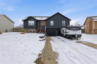2708 E Hickory Court, Tonganoxie, KS 66086