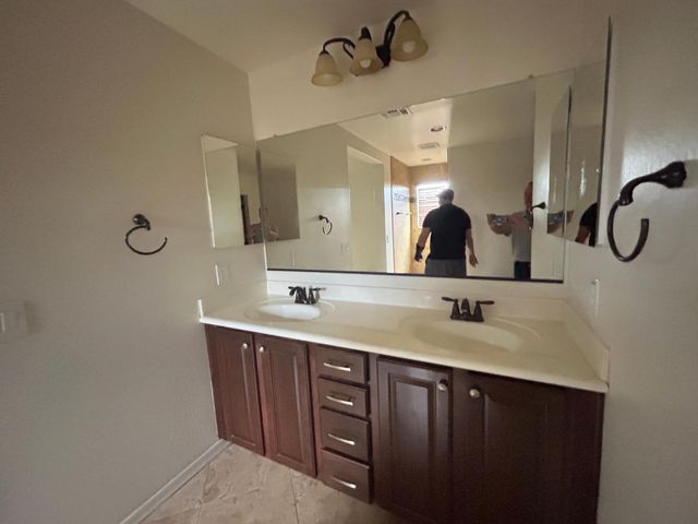 5537 W Desert Hollow Drive, Phoenix, AZ 85083