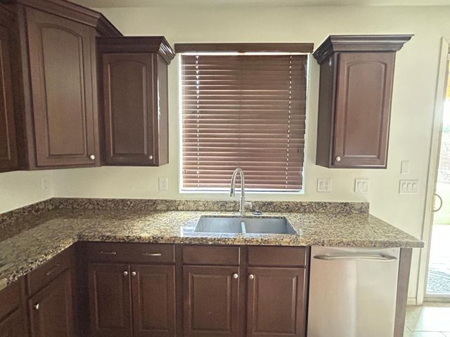 5537 W Desert Hollow Drive, Phoenix, AZ 85083