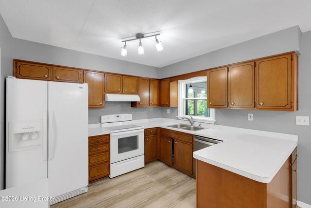 3213 Cabinwood Dr, Louisville, KY 40220