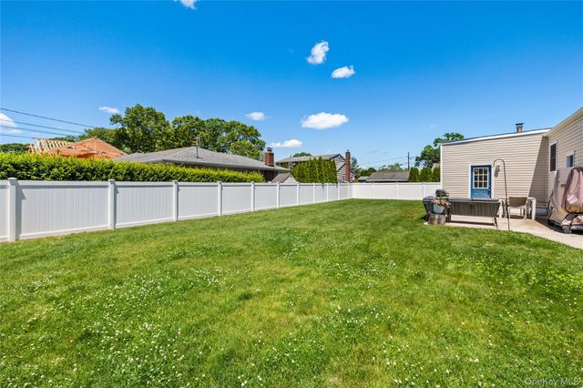 40 Alden Avenue, West Islip, NY 11795