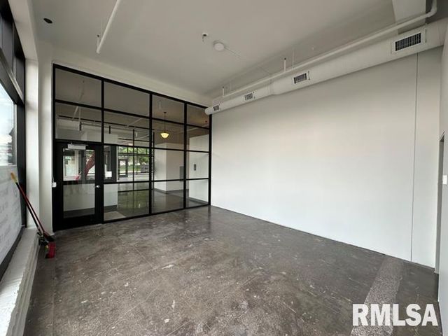 601 W 2nd St Apt 103, Davenport, IA 52801