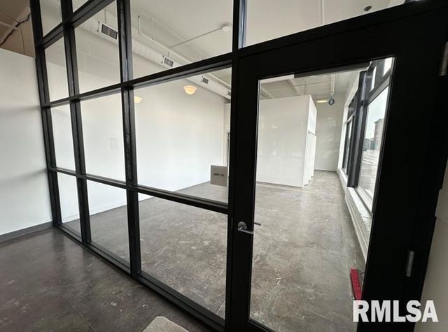 601 W 2nd St Apt 103, Davenport, IA 52801