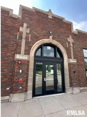 601 W 2nd St Apt 103, Davenport, IA 52801