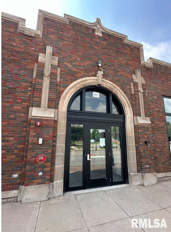 601 W 2nd St Apt 103, Davenport, IA 52801