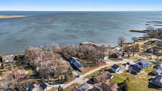 2046 Duchesse Drive, Oregon, OH 43616