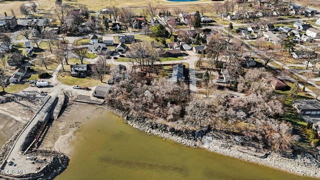 2046 Duchesse Drive, Oregon, OH 43616