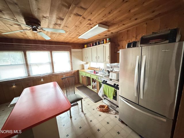 2046 Duchesse Drive, Oregon, OH 43616