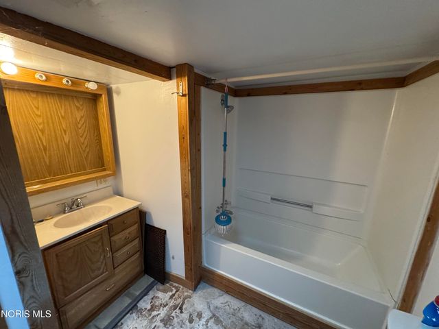 2046 Duchesse Drive, Oregon, OH 43616