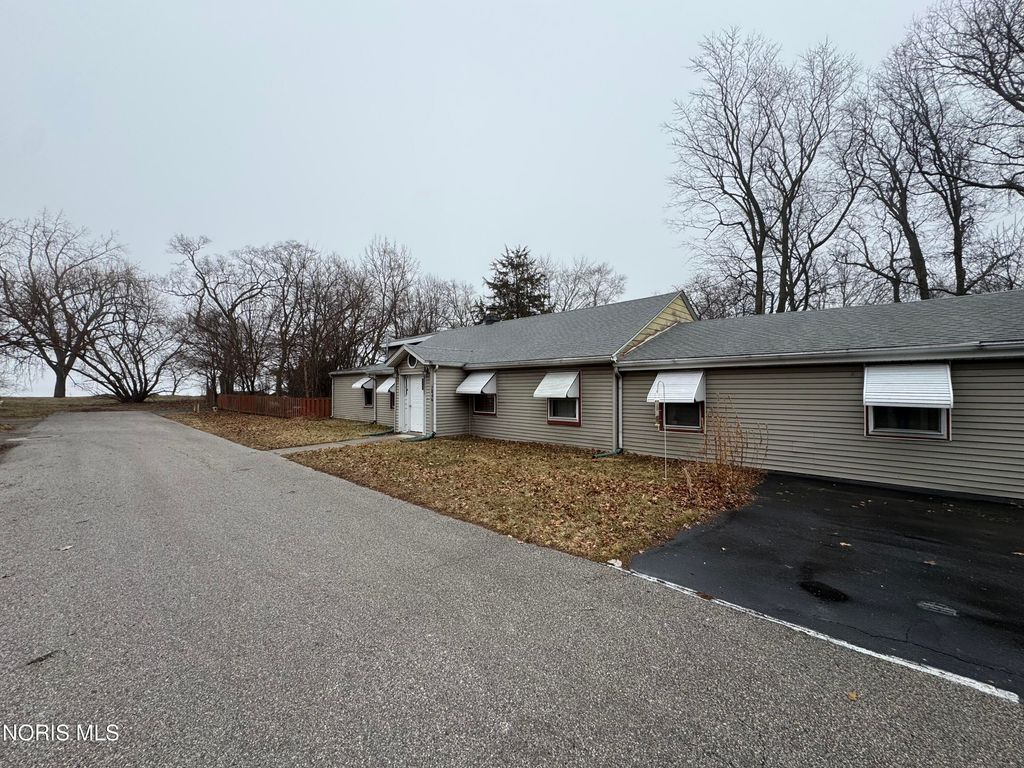 2046 Duchesse Drive, Oregon, OH 43616