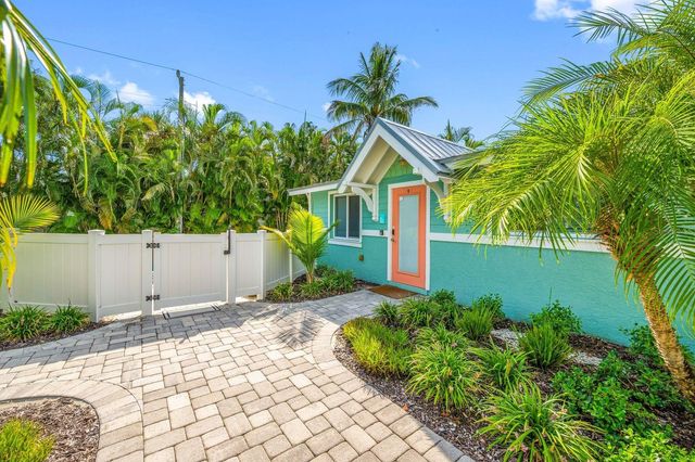 3007 AVENUE E B, Bradenton Beach, FL 34217