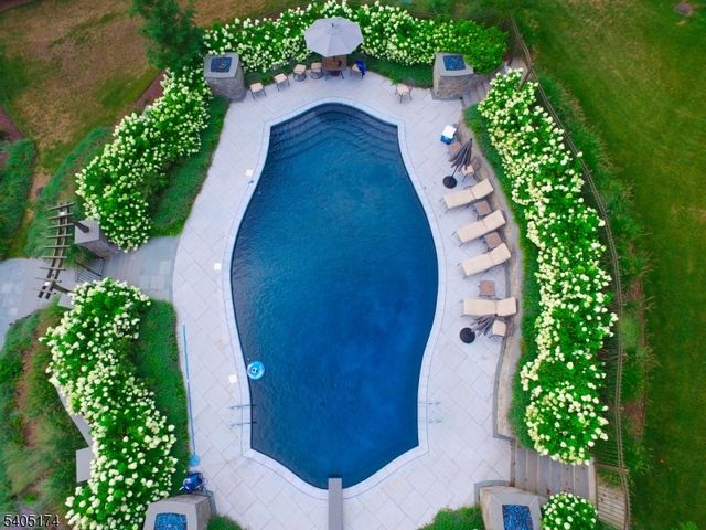 7 Beacon Hill Dr, Chester Twp., NJ 07930