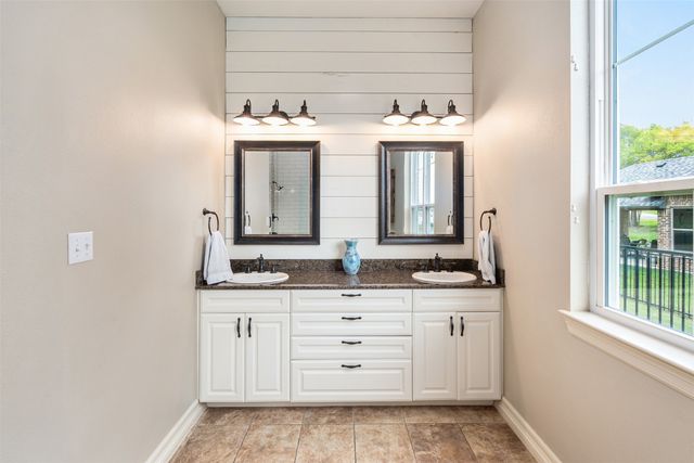 212 Cape Shore Drive, Mabank, TX 75143