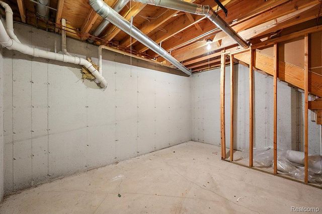 32 Highland Avenue, Clawson, MI 48017