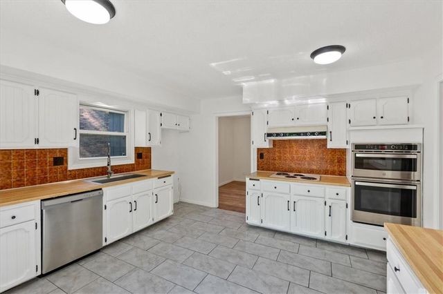 5605 Verlin Drive, Parkville, MO 64152