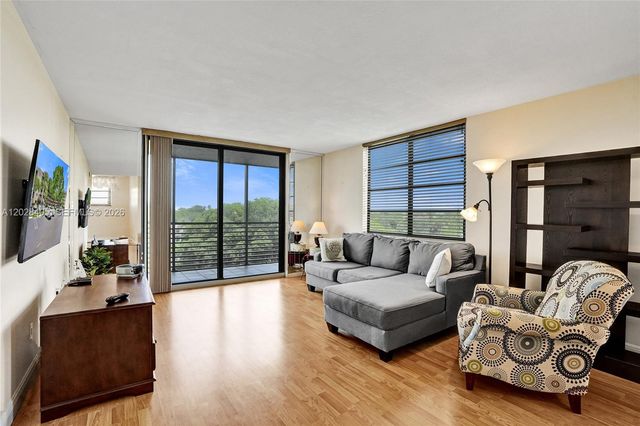 901 Colony Point Circle 501, Pembroke Pines, FL 33026