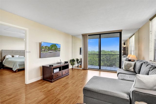901 Colony Point Circle 501, Pembroke Pines, FL 33026