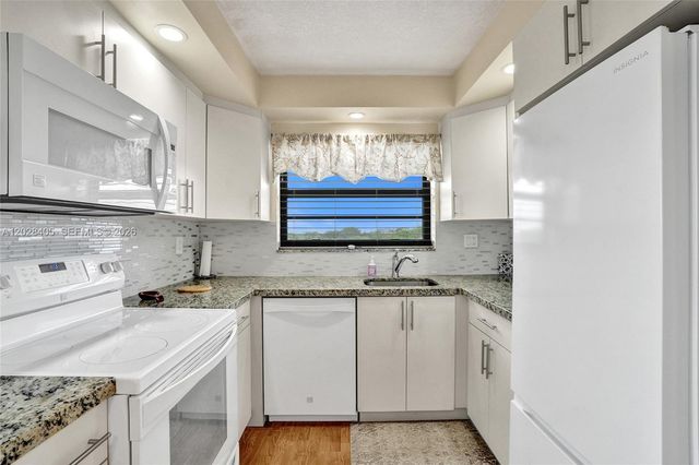 901 Colony Point Circle 501, Pembroke Pines, FL 33026