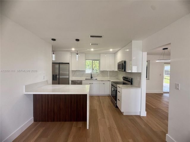 9051 SW 200th St, Cutler Bay, FL 33157