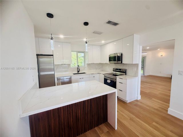 9051 SW 200th St, Cutler Bay, FL 33157