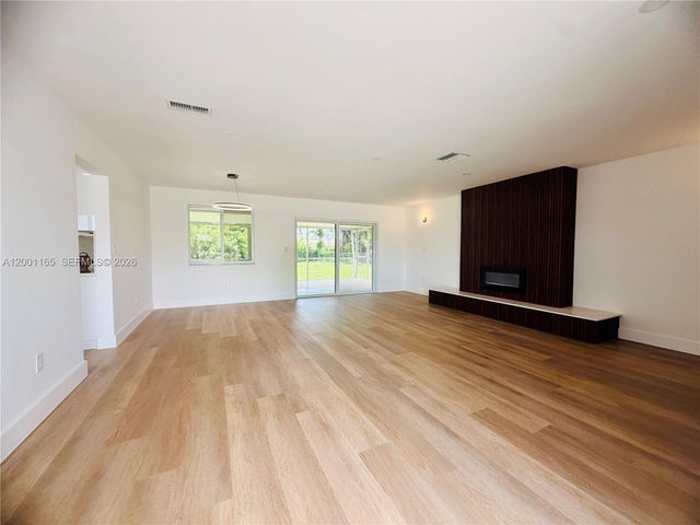 9051 SW 200th St, Cutler Bay, FL 33157