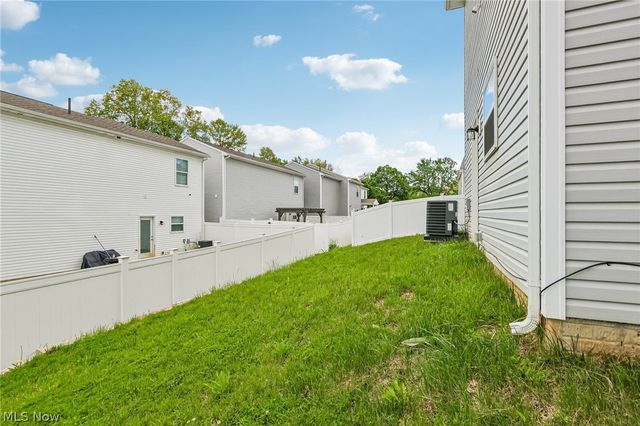 572 Auld Farm Circle, Akron, OH 44320